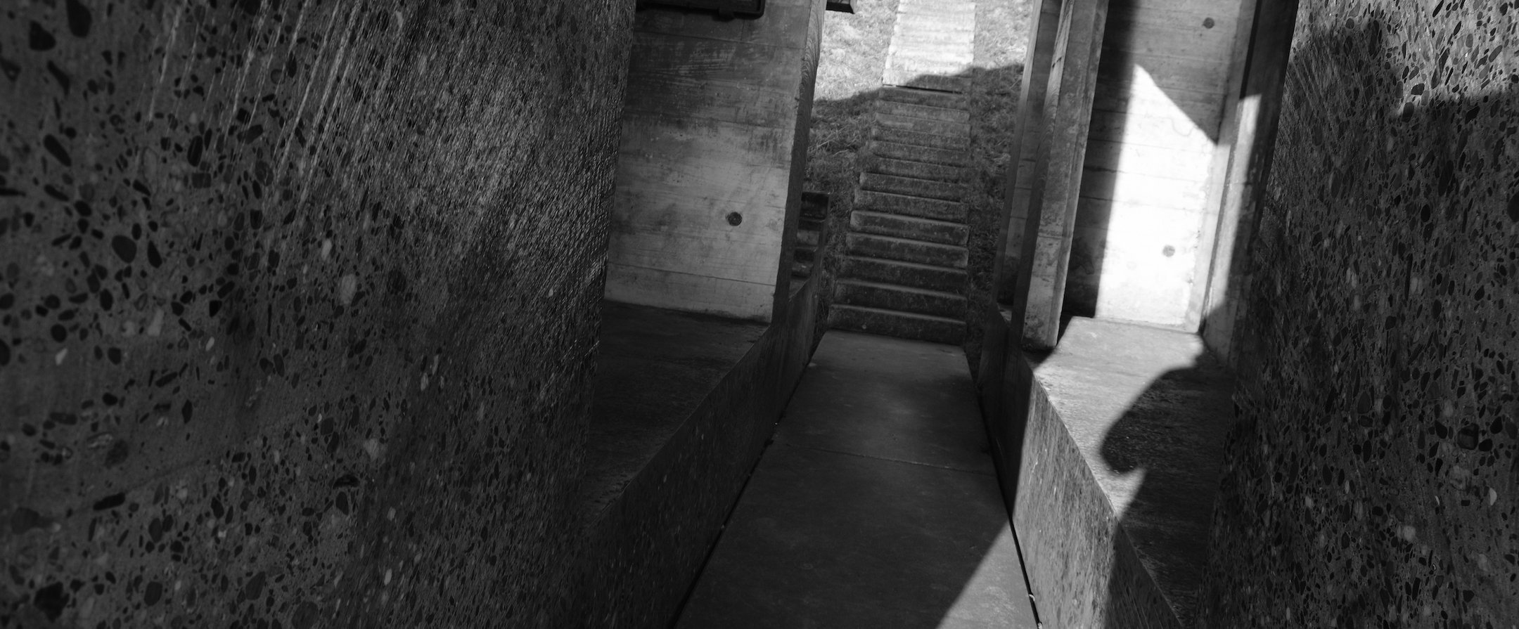 Betonnen trappenhuis met licht en schaduw